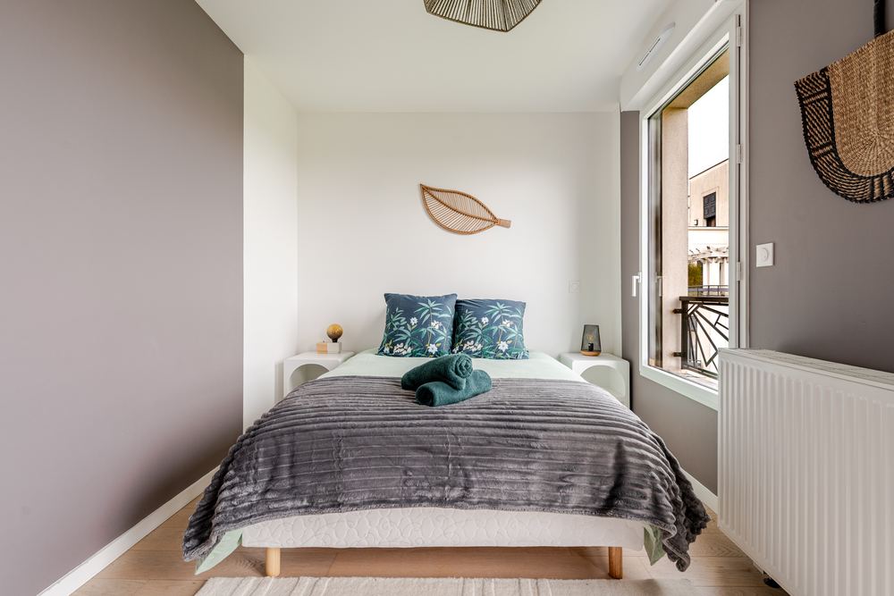 Double bed in bedroom 1
